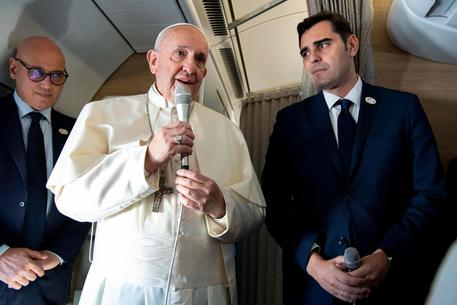 Papa Francesco mentre parla con i giornalisti sull'aereo che lo sta portando in Panama.