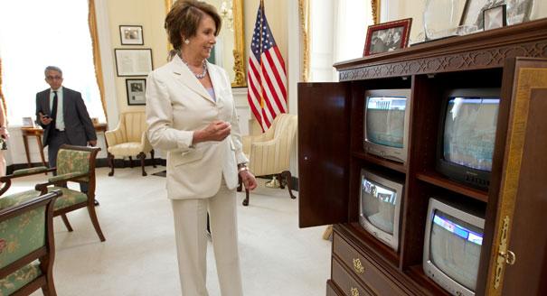 Nancy Pelosi segue le notizie del giorno dalle tv in Capitol Hill. Shutdown