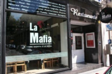 Vetrina del ristorante spagnolo "La Mafia se sienta ala mesa"