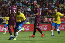 Il brasiliano Rodrygo corre a festeggiare il gol.