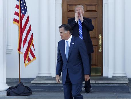 In una foto d'archivio Mitt Romney e alle sue spalle Donald Trump.