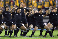 I giocatori della nazionale di rugby della Nuova Zelanda esegue la danza Maori prima della partita. Razzismo