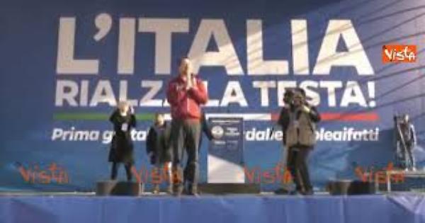Manifestazione Lega a Roma, Salvini sul palco con la felpa della Polizia.