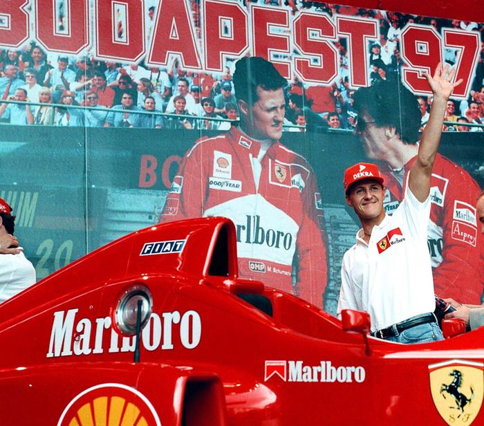 Una foto del 7 Augusto 1997: Michael Schumacher con la sua Ferrari davanti a una sua gigantografia a Budapest.
