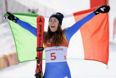 Sofia Goggia festeggia la medaglia d'oro alle Olimpiadi invernali di Corea.