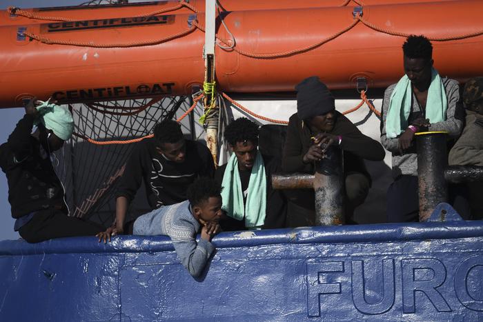Migranti a bordo della Sea Watch 3, in vista della costa di Siracusa.