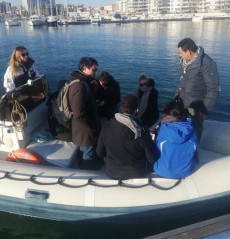 Un gruppo di parlamentari su un canotto verso la Sea Watch. Berlusconi
