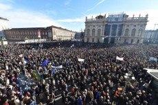 Un momento del flash mob a sostegno della Tav a piazza Castello, Torino
