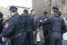 Controlli e misure di sicurezza di Carabinieri, Polizia e GdF in piazza San Giovanni per il concerto del Primo Maggio. Roma