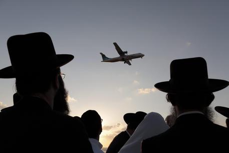 Ebrei ultraortodosi in Tel Aviv guardano un aereo in cielo, appena decollato. Siria