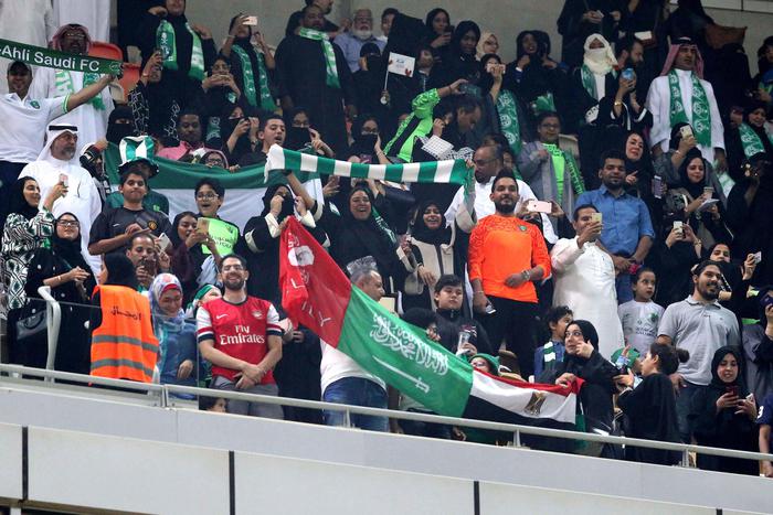 Tifose e tifosi sauditi allo stadio.