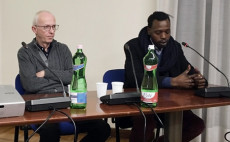 Il portavoce dei rifugiati sudanesi in Italia, Adam Bosh, e il portavoce di Amnesty. Giornalisti
