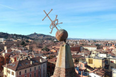 La croce sulla sommità del campanile della chiesa di Sant'Isaia, nel centro di Bologna, si è inclinata da un lato senza staccarsi.