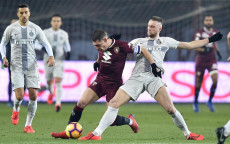 Andrea Belotti e Milan Skriniar si contendono la palla nella partita Torino - Inter. Toro