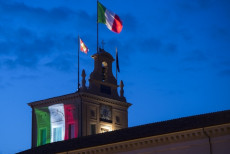 La torretta del Quirinale illuminata con i colori della bandiera italiana. Tricolore