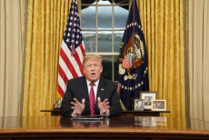 Il presidente Donald J. Trump si rivolge alla nazione dallo studio della Sala Ovale.