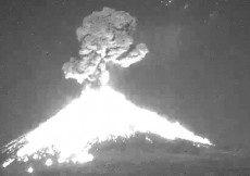 L'esplosione di lava dal cratere del vulcano Popocatépetl. Messico