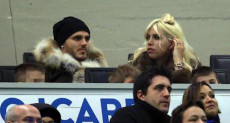 Mauro Icardi con la moglie Wanda Nara sugli spalti dello stadio Meazza durante la partita Inter-Crotone.