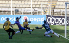 Calcio venezuelano, una fase di gioco delle precedente incontro Táchira-Monagas