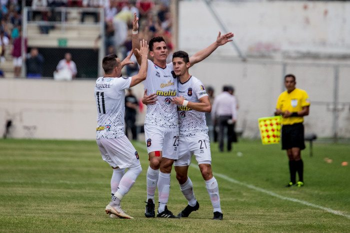 Añor esulta con i compagni dopo aver segnato l'1-1 nella Libertadores