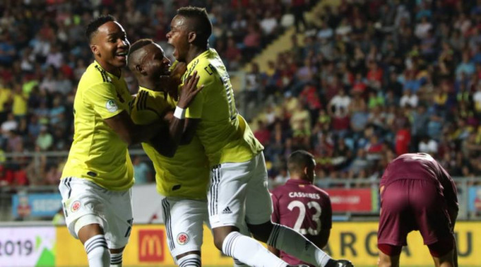 I ragazzi colombiani della Under 20 festeggiano la vittoria sul Venezuela nel torneo Sudamericano.