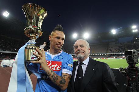 Il presidente del Napoli Aurelio De Laurentiis e Marek Hamsik festeggiano la Coppa Italia nel 2014.