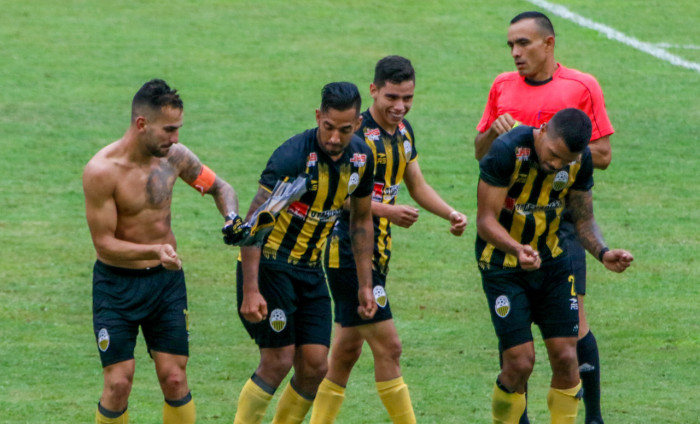 L'ex Camacho esulta con i compagni di squadra dopo aver segnato il gol della vittoria giallonera nel clásico