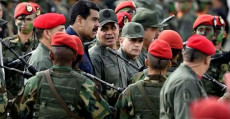 Il presidente del Venezuela Nicolás Maduro e il generale Padrino López, ministro della Difesa, in mezzo alla truppa.