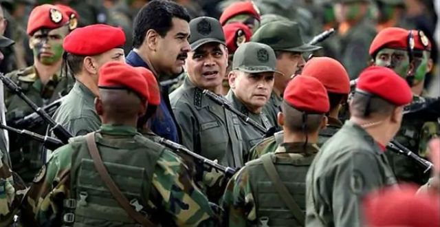 Il presidente del Venezuela Nicolás Maduro e il generale Padrino López, ministro della Difesa, in mezzo alla truppa.