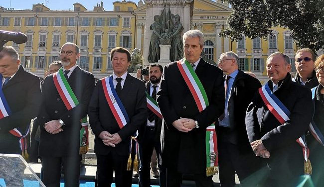 A Nizza, in piazza Garibaldi, il sindaco Christian Estrosi nella manifestazione di amicizia Francia e Italia.