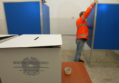 Si prepare il seggio elettorale per le votazioni di domenica. Abruzzo