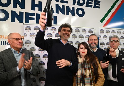 Il nuovo presidente della Regione Abruzzo Marco Marsilio festeggia l'elezione sul palco
