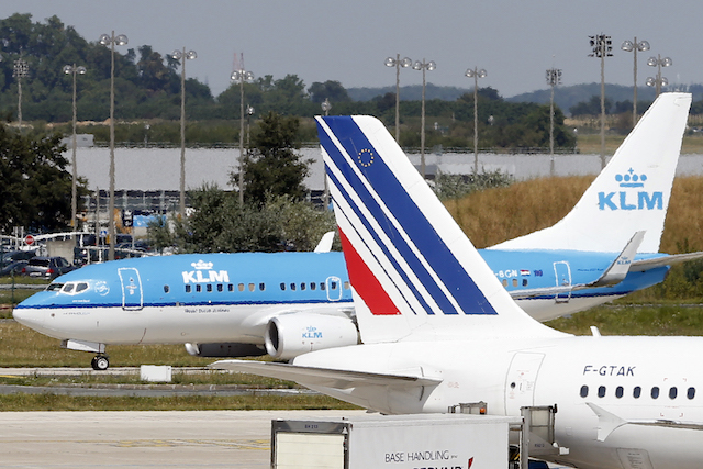 Un aereo di Air France e Klm rullando sulla pista dell'aeroporto Charles De Gaulle.