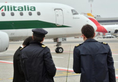 Piloti ed equipaggio si avvicinano ad abbordare un aereo Alitalia