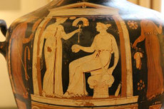 Hydria apula a figure rosse, attribuito alla scuola dei pittori Varrese e dei nasi camusi, 350-330 a.C., uno dei reperti antichi - d'epoca romana, etrusca, apula o della Magna Grecia - trafugati nei decenni dall'Italia.