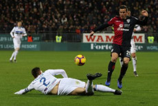 Scontro tra Simone Padoin (Cagliari) e Rafael Toloi (Atalanta) nella partita Cagliari- Atalanta.