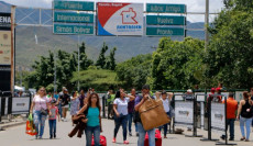 Venezuelani attraversano il ponte Simón Bolívar, al confine con Colombia, per acquistare medicine e generi alimentari. Povertà