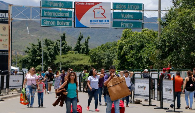 Venezuelani attraversano il ponte Simón Bolívar, al confine con Colombia, per acquistare medicine e generi alimentari. Povertà