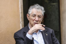 Umberto Bossi fuori Montecitorio, con il suo immancabile sigaro, in una foto d'archivio del 9 maggio 2018
