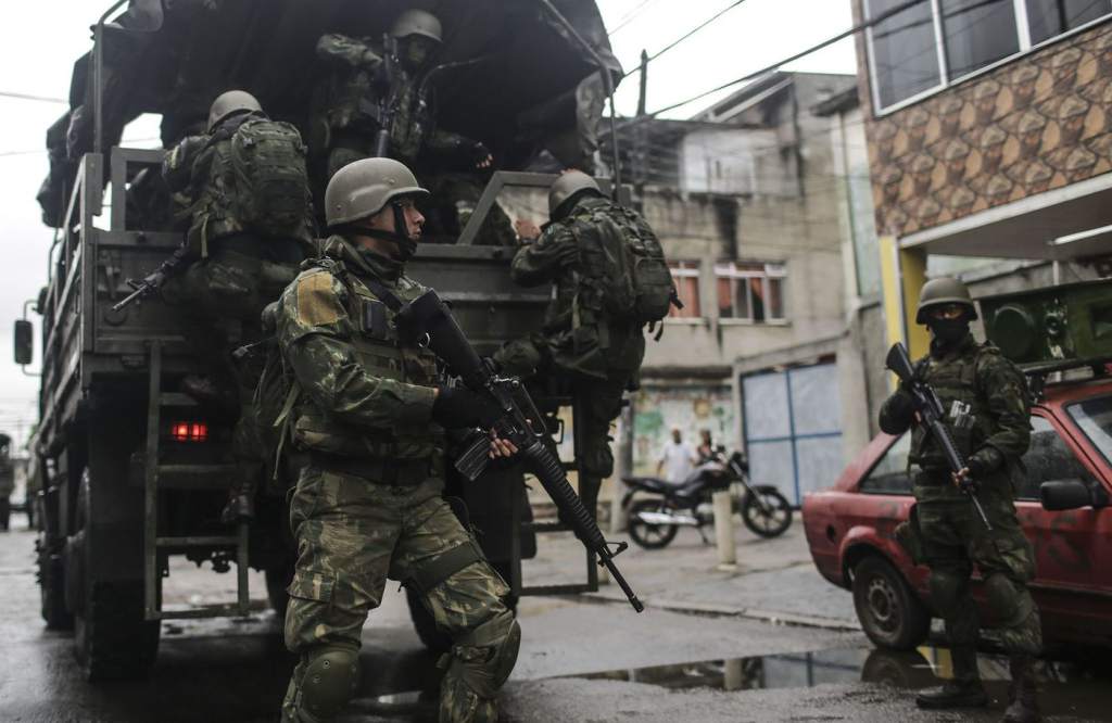 Cecchini della polizia brasiliana durante un'incursione nelle favelas.