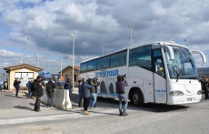 Uno dei due bus arrivati nel Cara di Mineo per trasferire i primi migranti nel Centro di assistenza straordinaria di Trapani, Mineo