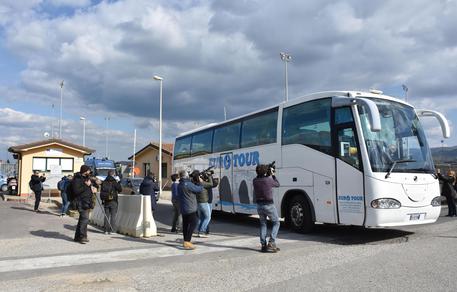 Uno dei due bus arrivati nel Cara di Mineo per trasferire i primi migranti nel Centro di assistenza straordinaria di Trapani, Mineo