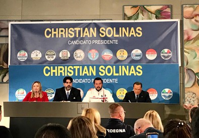 Centro desta unito in Sardegna: seduti allo stesso tavolo da sinistra, Giorgia Meloni, Christian Solinas, Matteo Salvini e Silvio Berlusconi.