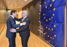 Un abbraccio tra il presidente del Consiglio Giuseppe Conte (S) e il presidente della Commissione Europea Jean-Claude Juncker a Palazzo Berlaymont, Bruxelles.