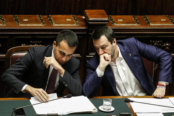 Luigi Di Maio, ministro dello Sviluppo Economico e Lavoro (s), e Matteo Salvini, ministro degli Interni, nell'aula della Camera dei Deputati durante il Question Time.
