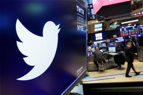 Il simbolo di Twitter su uno schermo in una sala di Wall Street..
