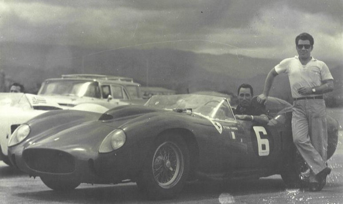 Ettore Chimeri appoggiato alla sua vettura alla partenza di un Grand-prix