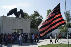 Amici, fans e giornalisti affollano la sede del centro allenamento del Flamengo dopo la tragedia.