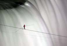 Nik Wallenda attraversa le cascate del Niagara su una fune. Funambolo