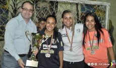 Foto ricordo con le campionesse dell'Estudiantes de Caracas.